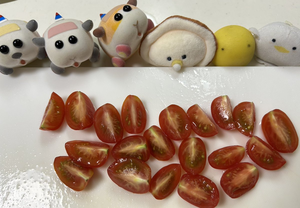 micha_micha7's tweet image. 今夜の料理を始めます🍳🐥💕
まずはミニトマトを４分の１にカットです♪
お！子供達トマト好きなのね🍅💕