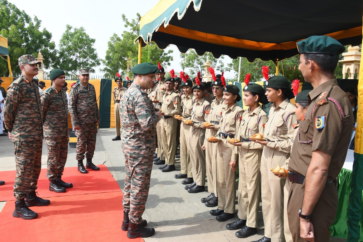 KonarkCorps's tweet image. “Where Valour Met Victory”

#BattleAxeDivision commemorated #KargilVijayDiwas2025 at #Jaisalmer, #Pokhran, #Alwar, #Udaipur &amp;amp; #Niwaru. #Veterans, #VeerNaris, #NCC cadets &amp;amp; children participated in events - Wreath Laying Ceremony, Weapon &amp;amp; Equipment Display to honour #Bravehearts.