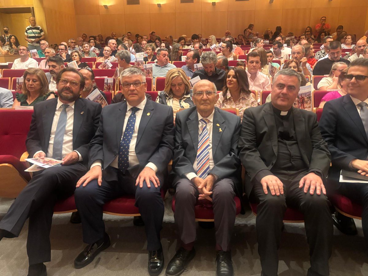 JuntaGranada's tweet image. El delegado del Gobierno @agranados6957, junto al delegado de @EconoHaciendAND, @GumerFernandez2, asisten en Guadix a la lectura del pregón del Cascamorras 2025, por parte del periodista Fernando Díaz de la  Guardia