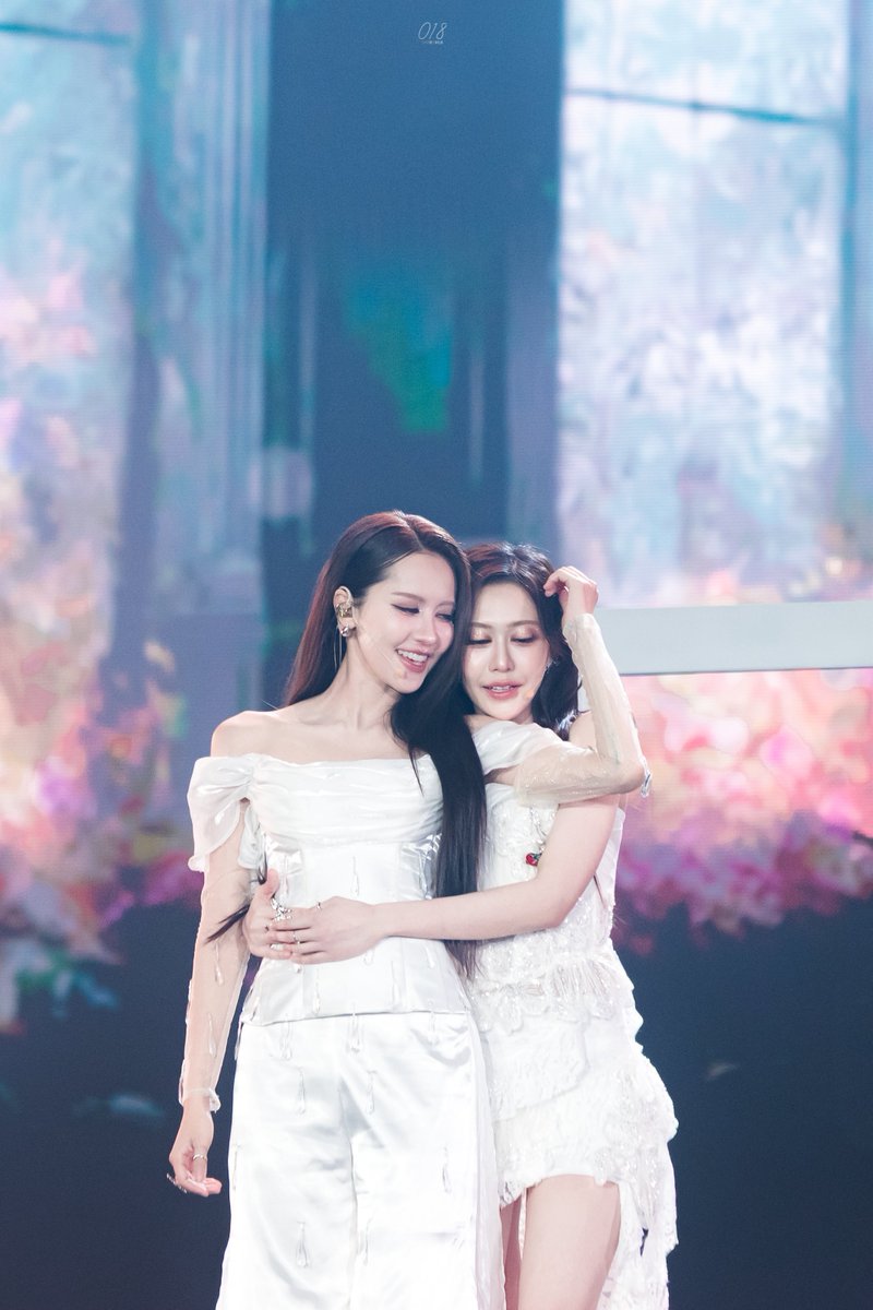 18needshealing's tweet photo. ภาษากายของทั้งสองคนคือแบบ 😭 ไม่ต้องพูดอะไรก็เข้าใจทุกคำจริงๆ

#NamneungMilinD #NoeyKanteera
#NamneungNoey #น้ำหนึ่งเนย 
#GlowUpGlamUp
#LetitGLowup 
#GlowupGlamupConcert https://t.co/fvI25uoaOq