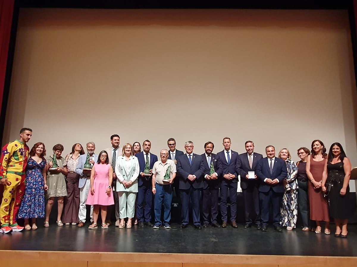 JuntaGranada's tweet image. El delegado del Gobierno @agranados6957, junto al delegado de @EconoHaciendAND, @GumerFernandez2, asisten en Guadix a la lectura del pregón del Cascamorras 2025, por parte del periodista Fernando Díaz de la  Guardia