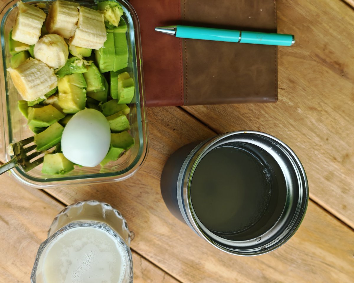 OGWALTK's tweet image. The breakfast Dr Kasenene would recommend. 
1 banana, 1 nice ovacado, a glass of oat milk and a cup of ginger/lemon warm water.
enough energy till 4pm @OdurDerrick karibu