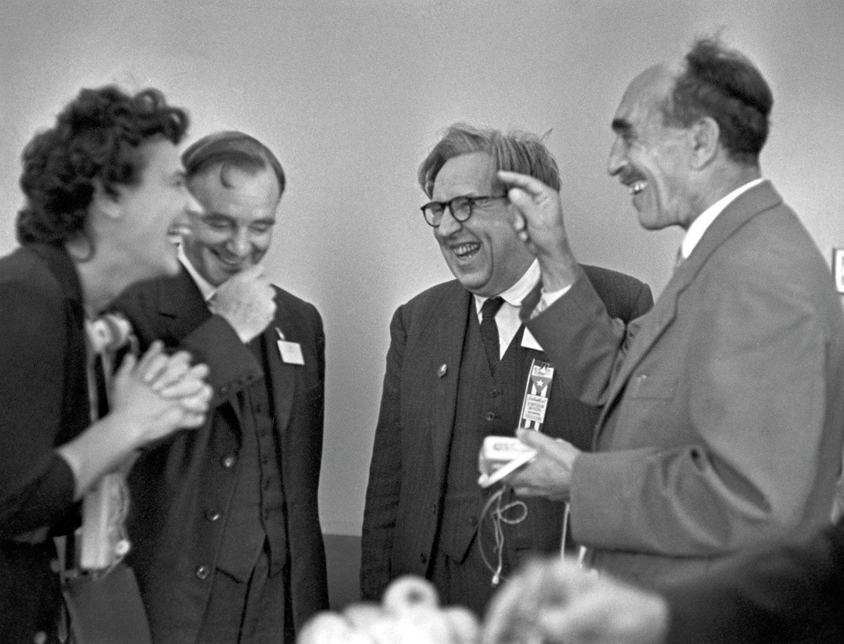 Everyone should know about the Social Relations of Science movement - a radical collective of scientists in the 1930s-50s who believed science could &amp; should serve the public good. Their work challenged the myth of science as "neutral" &amp; helped birth science policy as we know it.