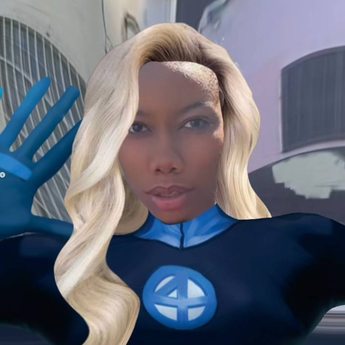 she was invited at the premiere too 😭