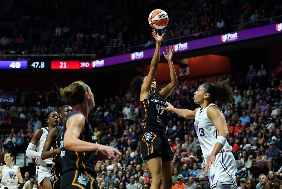 Be_BasketFr's tweet image. 🇫🇷🇺🇸 Six Françaises sur un même match #WNBA, un record !

🔒 Avec notamment Leila Lacan qui continue d&apos;impressionner : 6 interceptions !

👔 Six joueuses et... un coach, puisque Rachid Meziane était sur le banc du Sun.

📲 bebasket.fr/record-six-jou…