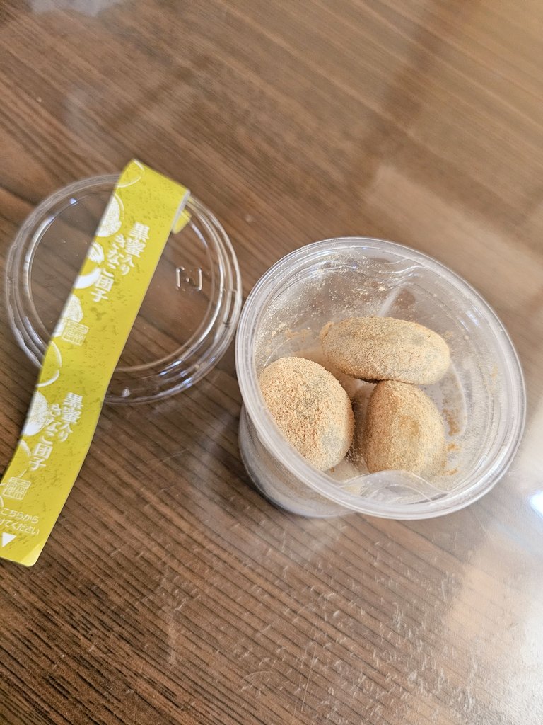 haruru3739's tweet image. おやつ♥️
黒蜜みつ入りきなこ団子
(春´・ω・`なこ)✨