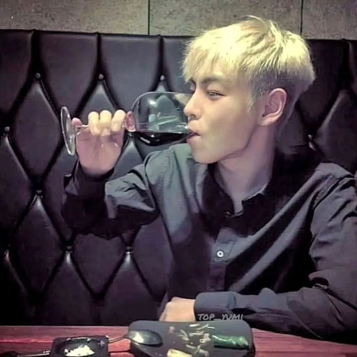 doomdadawill's tweet image. patiently awaiting the return of blond seunghyun