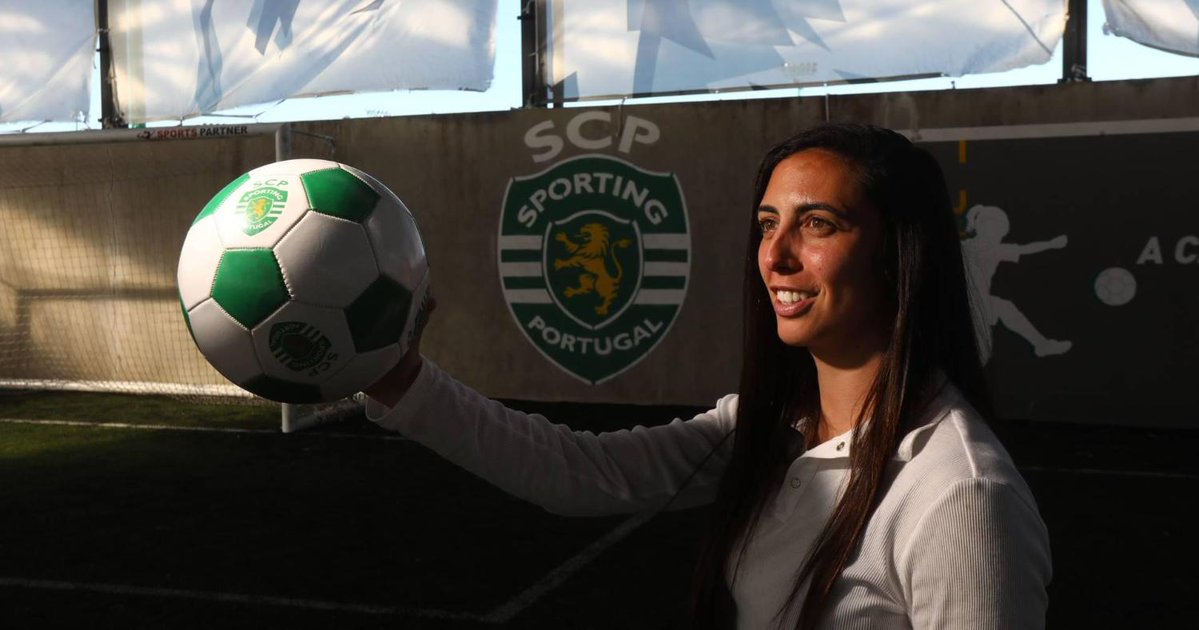 TribunaExpresso's tweet image. “Tive uma diretora no Ouriense que ia para a última bancada e, com o jogo ainda a decorrer, gritava: ‘Meninas, se ganharmos é bar aberto’” tribuna.expresso.pt/a-casa-as-cost…