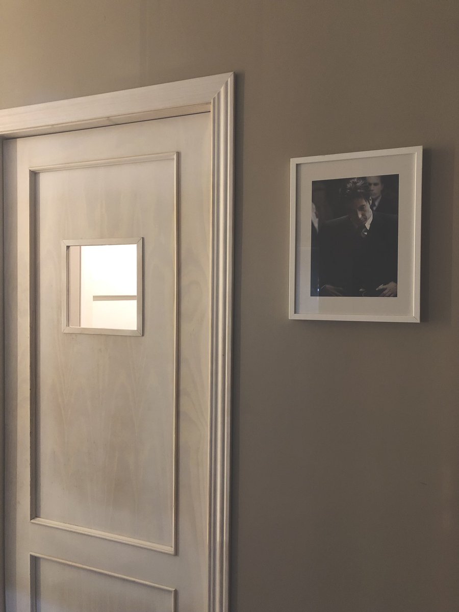 Hay tantos #PictoAseosConfusos por el mundo que hoy no me di cuenta de que este…

…tan solo era un cuadro de decoración. Esa puerta NO era el baño 🤦‍♂️ 
Los aseos estaban enfrente con sus 🚹🚺 normalizados