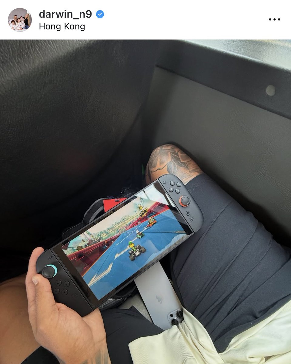 thejurgenholic's tweet image. IG Update: Squad Liverpool lagi senang duel main Mario Kart. 🎮🏁
Menurut Mac Allister pemain yang paling jago Mario Kart di tim itu Van Dijk. 😂