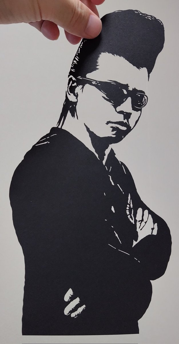 切り絵 第1279弾
西園寺瞳さん
氣志團の、元々圧倒的にデカいのに髪型で更に身長を伸ばしてるギタリスト。
レスポールがミニギターに見えることがあります。
氣志團の多種多様な曲をサラリと弾きこなす姿はカッコいいですね。