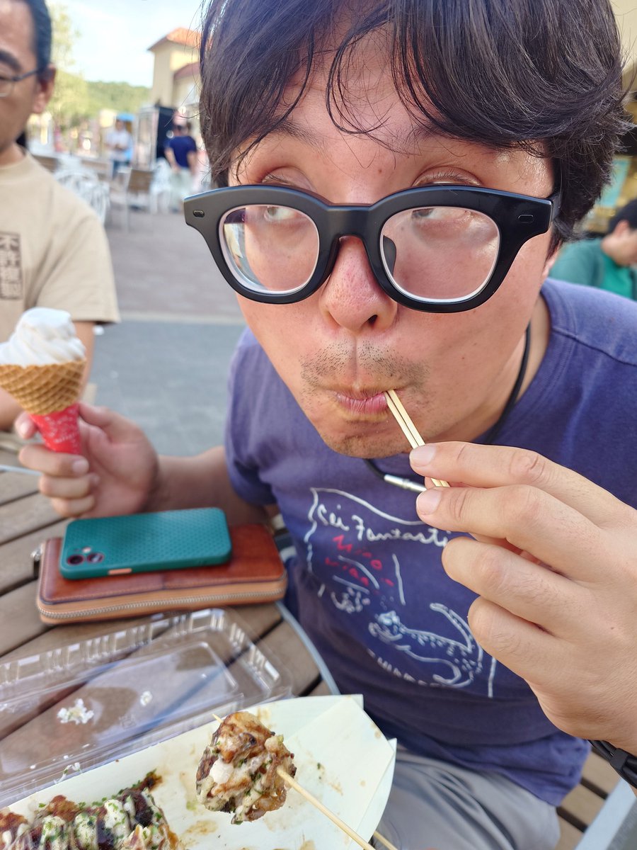 zurayan's tweet image. 踊りたこ焼きたべてる。