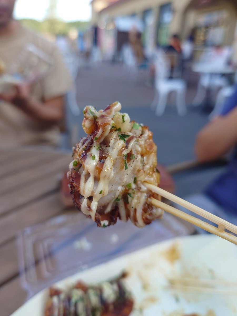 zurayan's tweet image. 踊りたこ焼きたべてる。