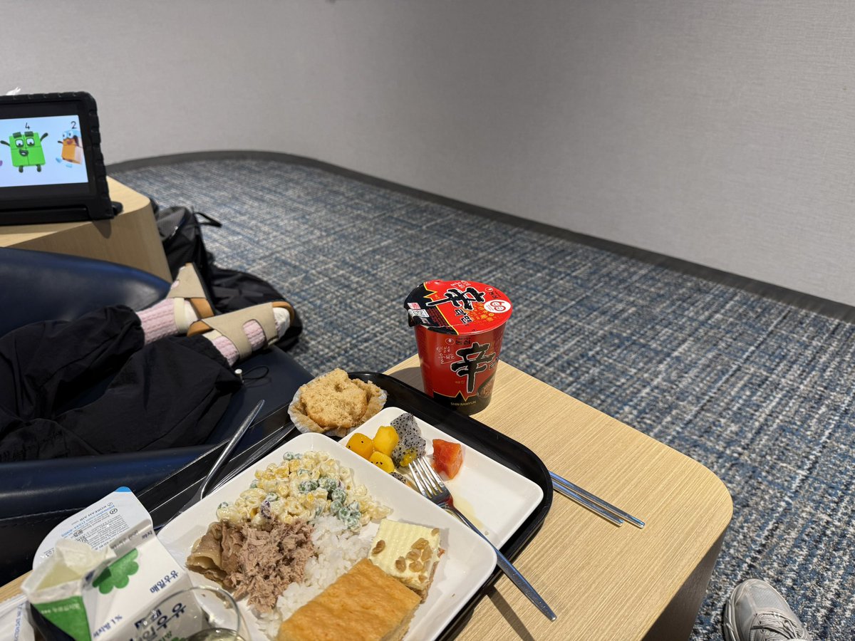 Galmeck2nya's tweet image. 왜 출발 전에 라면을 꼭 먹어야만 하는가..
안먹고 출발하면 안되는 우리집 여행문화
😗