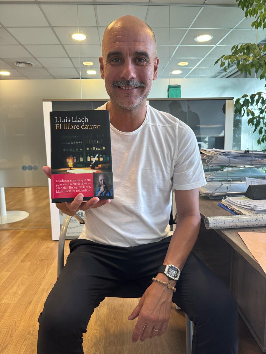 📚Ja sabem quina és la lectura d'estiu de Pep Guardiola: #ElLlibreDaurat, de <a href="/lluis_llach/">Lluís Llach</a>.

Que el gaudeixis, <a href="/PepTeam/">PepTeam</a>! ⚽️