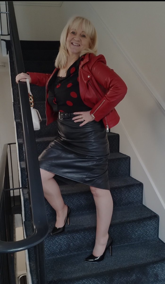 My office is up here, are you coming up for a coffee?
#leather #highheels #blonde #mature #milf #gilf