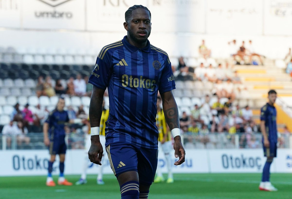 ajansfenercom's tweet image. Fred: Elbette isteğimiz ve amacımız şampiyon olmak. Bunun için de elimizden gelenin en iyisini ortaya koyacağız. Biz de çok iyi biliyoruz. Fenerbahçe maalesef uzun süredir şampiyonluğu elde edemiyor. Ama yine söylüyorum bu sene şampiyonluğu elde edebilmek adına elimizden gelenin…