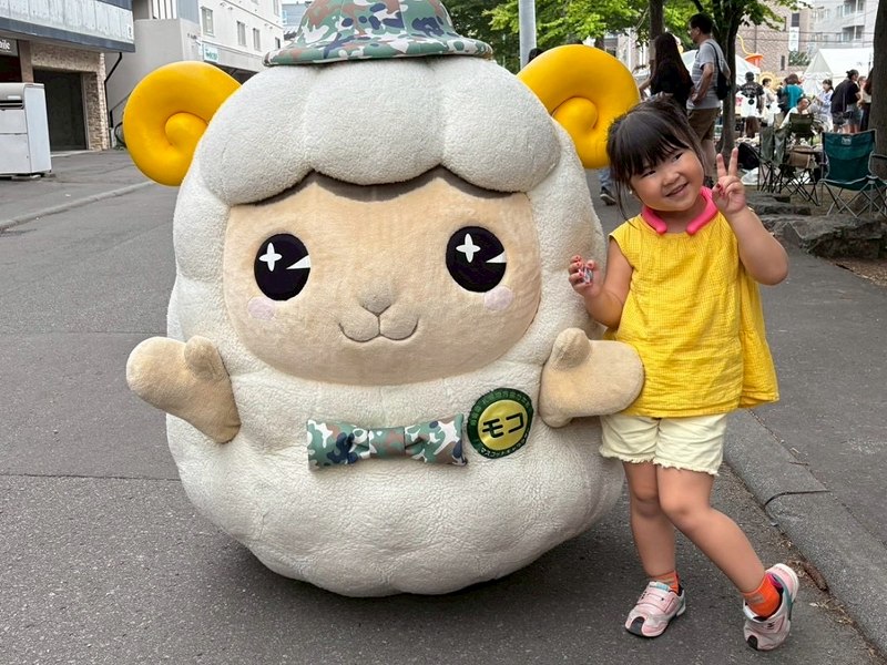 sapporo_PCO's tweet image. 今年も#平岸郷土芸能祭 に行ってきたモコ~♪
#YOSAKOIソーラン でおなじみの#平岸天神 の皆さんと記念にパチリ☆
ほかにもたくさんのお友だちと写真を撮ったモコ~♪
モコのことを知ってくれる人がどんどん増えてきて、とってもうれしいモコ!みんないつもありがとう♡
#モコ散歩 #羊のモコ