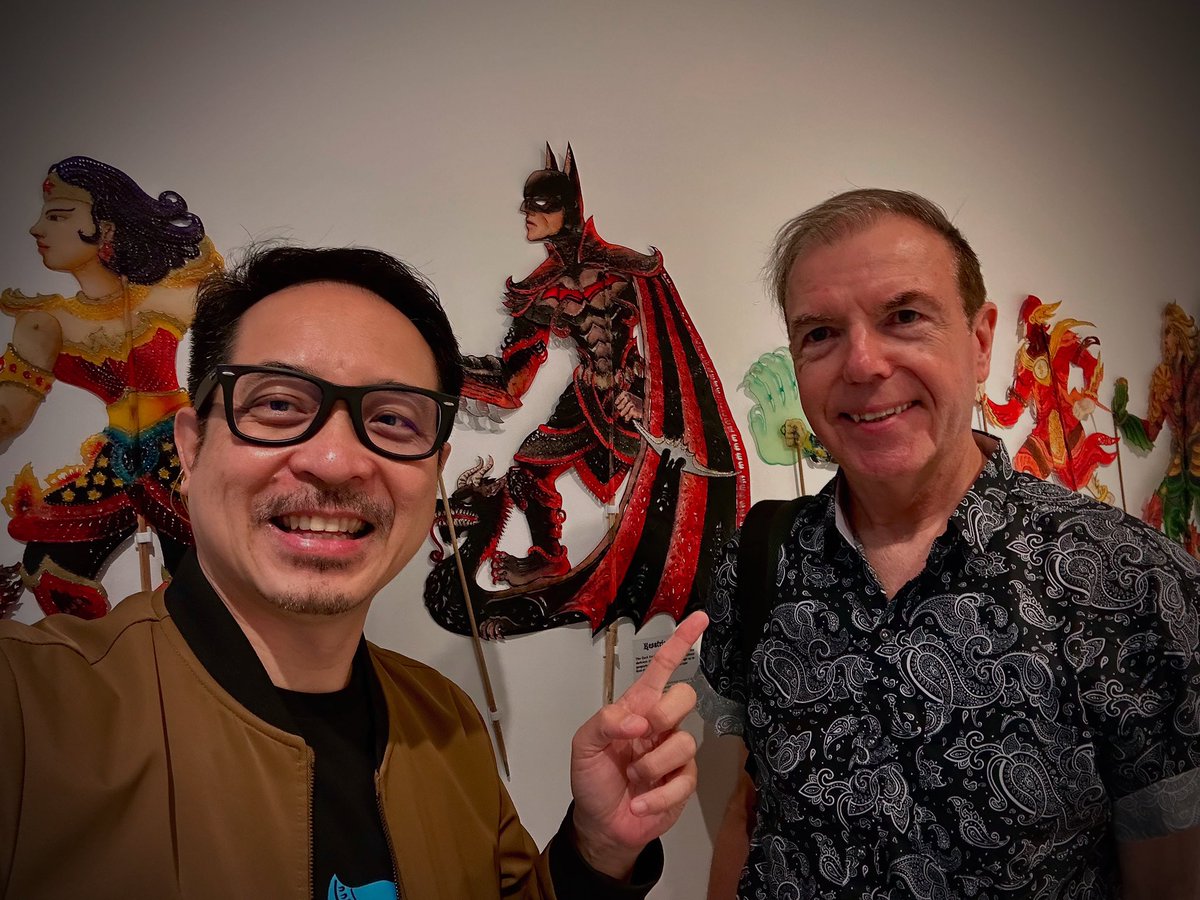 We are pleased to have Steven Bristow, one the pioneer in #Malaysian animation industry, visiting our #shadowpuppet / #wayangkulit gallery at @gmbb.kl