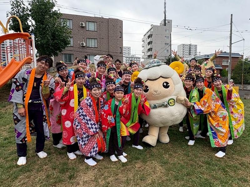 sapporo_PCO's tweet image. 今年も#平岸郷土芸能祭 に行ってきたモコ~♪
#YOSAKOIソーラン でおなじみの#平岸天神 の皆さんと記念にパチリ☆
ほかにもたくさんのお友だちと写真を撮ったモコ~♪
モコのことを知ってくれる人がどんどん増えてきて、とってもうれしいモコ!みんないつもありがとう♡
#モコ散歩 #羊のモコ