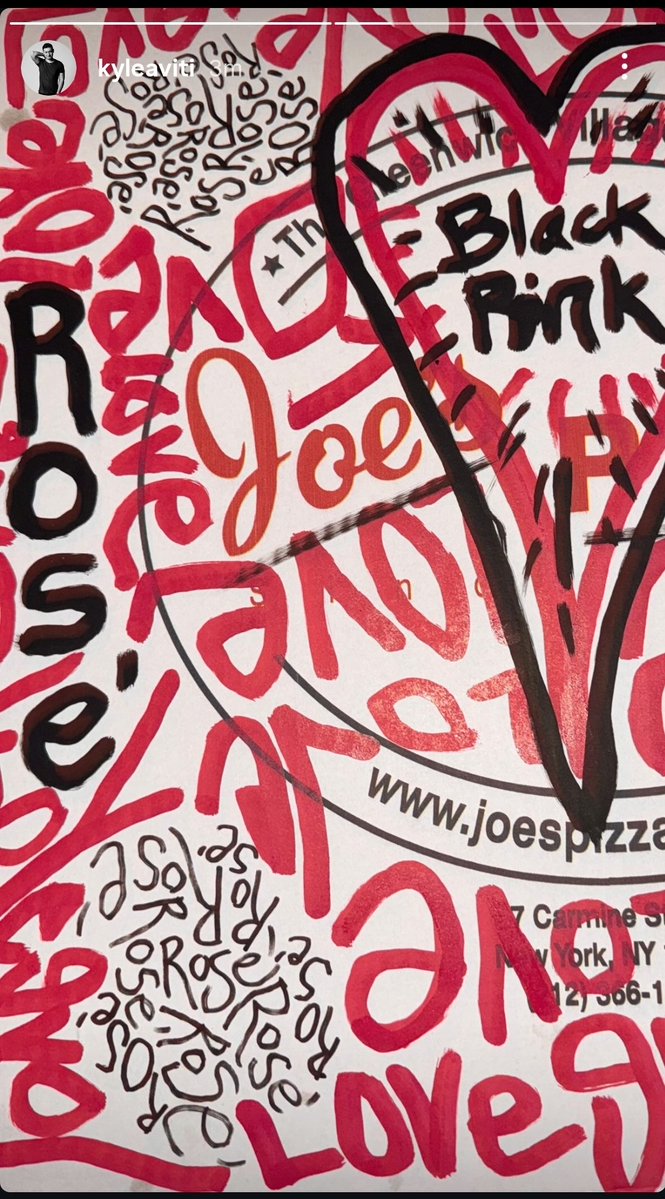 1997naurrrrr's tweet image. the customized rosé joe&apos;s pizza box is very cute