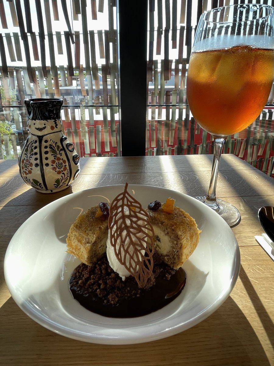 mebiusstyle's tweet image. ハンガリー館のミシュカがなぜか混んでいなかったので再訪
今日はショムロー風デザートをいただきました。ラムを染み込ませたスポンジが美味しい。