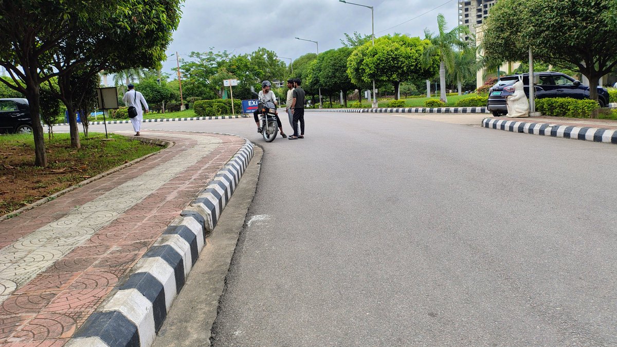MDArsha29113831's tweet image. 🚧 Campus in Progress!
Smooth roads, organized walkways, greenery, and modern buildings coming up — the infrastructure at our university is shaping up impressively. A safe, clean, and well-planned environment for students and staff alike. 🏫🌳✨
#CampusDevelopment #manuustudent