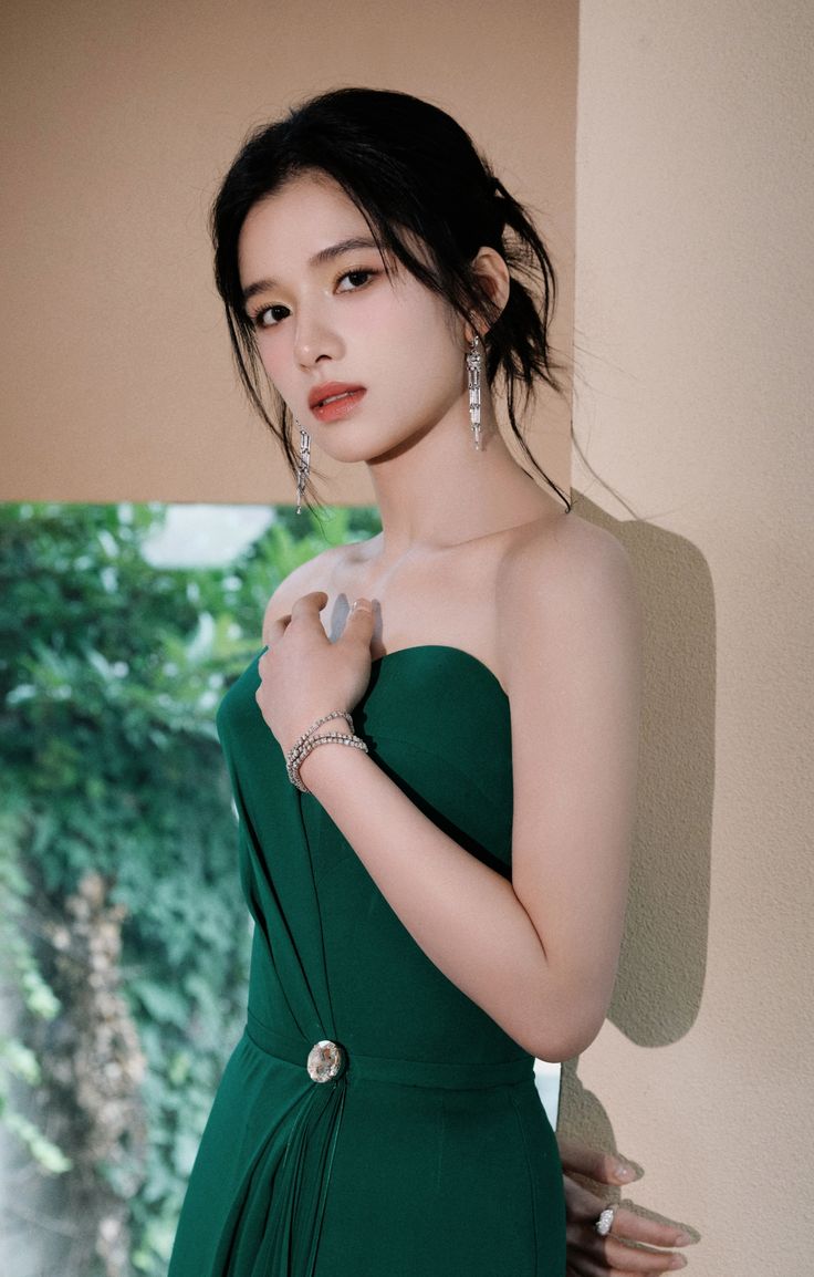 cdramasapphic's tweet image. The emerald green color was really made for her to wear — #ZhangJingyi