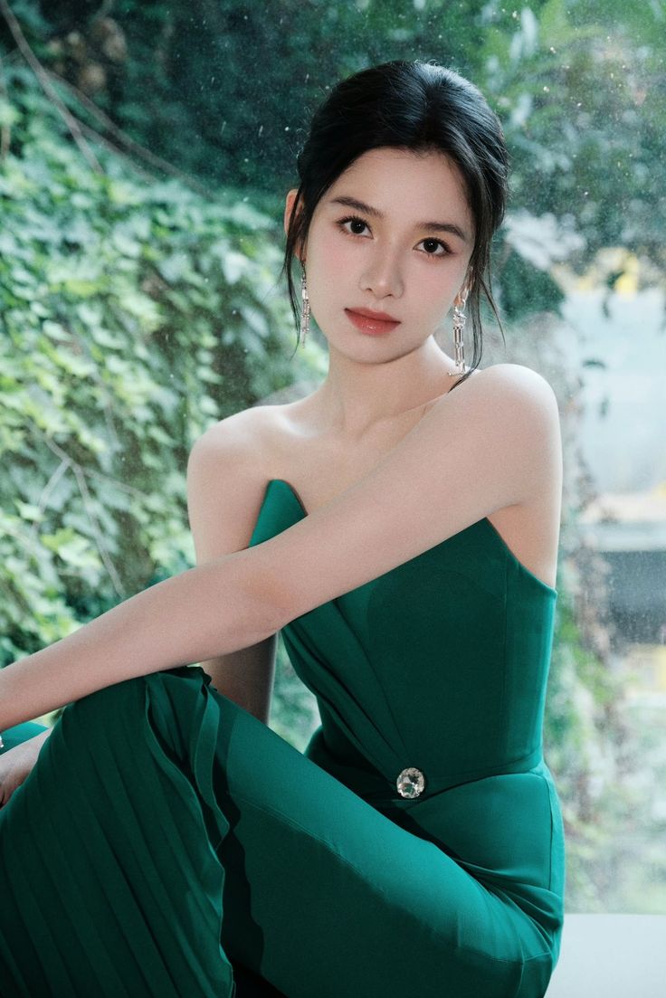 cdramasapphic's tweet image. The emerald green color was really made for her to wear — #ZhangJingyi