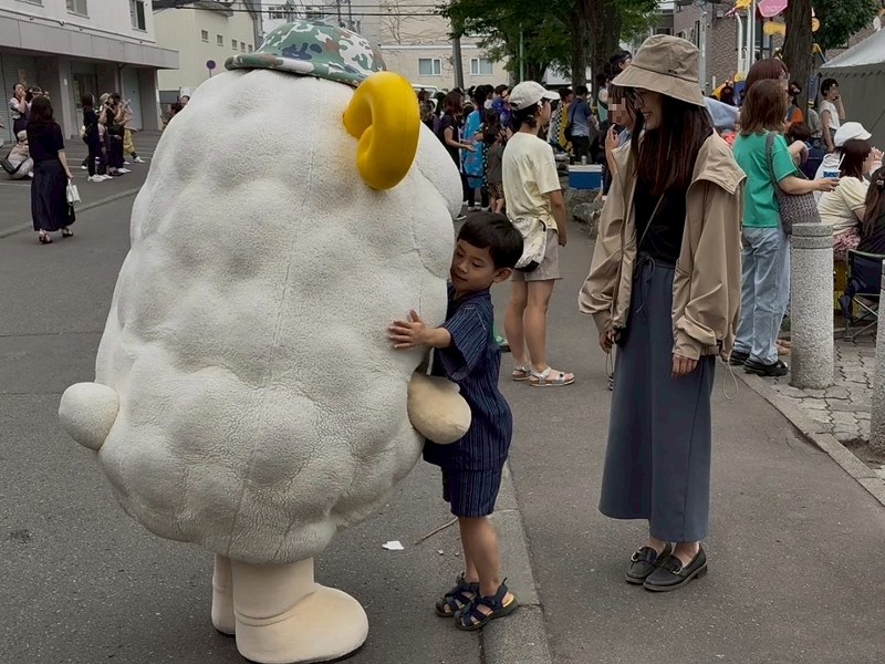 sapporo_PCO's tweet image. 今年も#平岸郷土芸能祭 に行ってきたモコ~♪
#YOSAKOIソーラン でおなじみの#平岸天神 の皆さんと記念にパチリ☆
ほかにもたくさんのお友だちと写真を撮ったモコ~♪
モコのことを知ってくれる人がどんどん増えてきて、とってもうれしいモコ!みんないつもありがとう♡
#モコ散歩 #羊のモコ