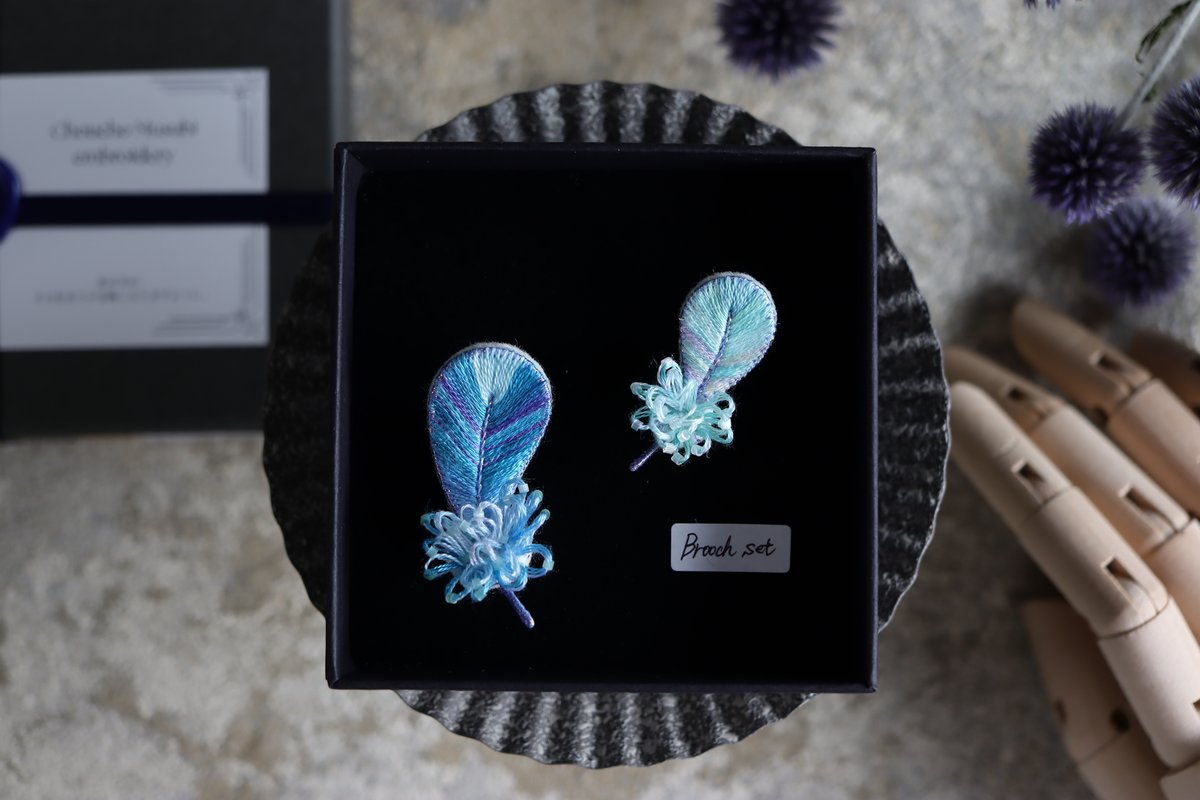 natsumehiro's tweet image. Choucho Musubiさん作品『一枚羽根の刺繍ブローチセット』🪶✨

ナツメヒロ企画展『ルーメの青い欠片』出品作品
📍場所：ハイカラ雑貨店ナツメヒロ（神奈川県相模原市）
_
#ルーメの青い欠片