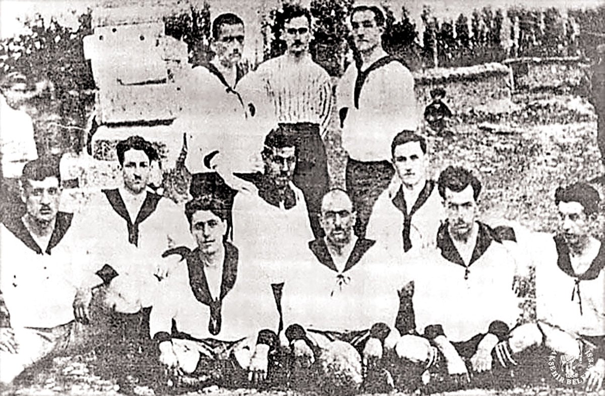 SMEYDAN's tweet image. YÜZYILIN MAÇI!
103 yıl önce bugün, 28 Temmuz 1922'de, Büyük Taarruz'dan yaklaşık bir ay kadar önceydi.
Akşehir'de Mustafa Kemal Paşa ve komutanlar bir futbol maçında bir araya geldi.
Atatürk, Nutuk'ta anlatıyor:
“28 Temmuz 1922 öğleden sonra yaptırılan bir futbol maçını…