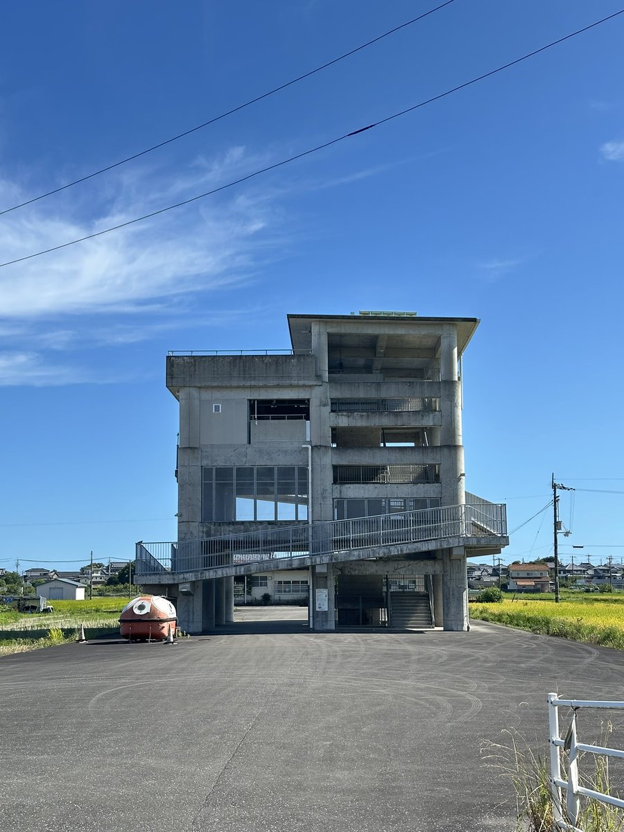 Iristquarter's tweet image. 高知周辺を走っているとかなりの高頻度でコンクリートや鉄骨で組まれたタワーを見かける
これが何のためか説明するまでもないだろう、役に立つ日が来ない事を祈りましょう