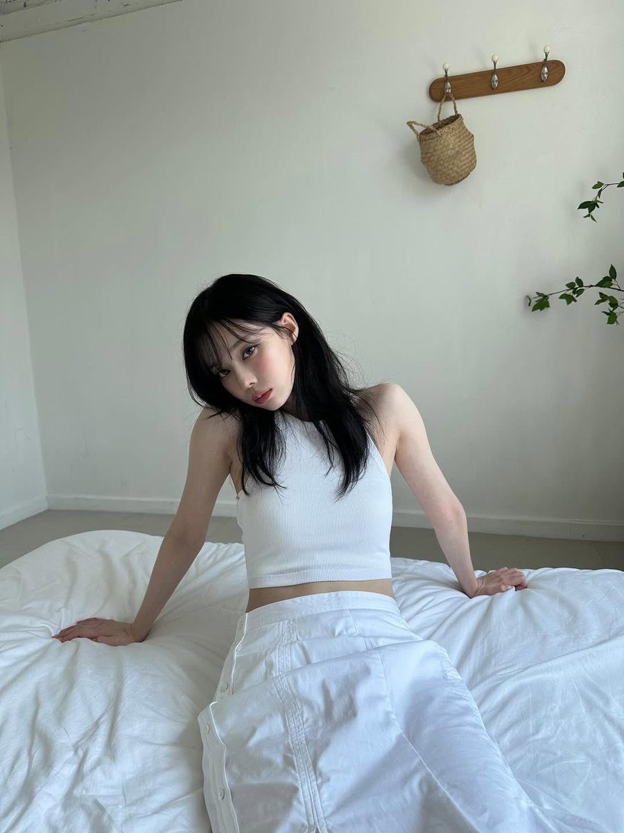 lisamjeong's tweet image. posing like she wants to attract women