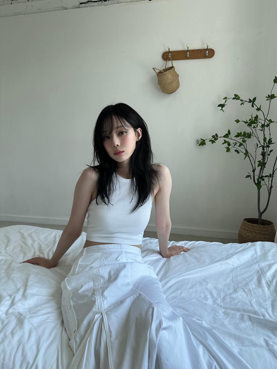 lisamjeong's tweet image. posing like she wants to attract women