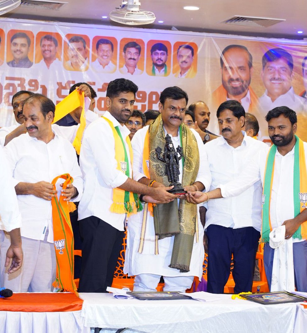 SVishnuReddy's tweet image. A new political wave is clearly emerging in Rayalaseema. Under the dynamic leadership of Shri Madhav ji, the region is witnessing a clear roadmap for development and transparent governance, marking the beginning of a positive transformation. @MadhavBJP
Hearty congratulations to…