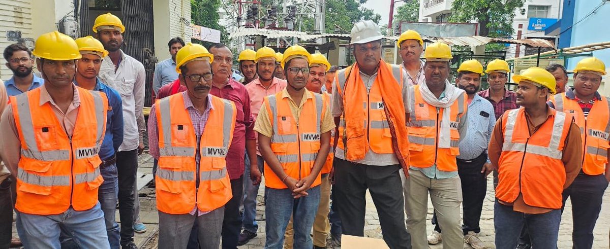 bstvlive's tweet image. 🚨लखनऊ : सुरक्षा किट पहनकर काम करेंगे बिजली कर्मी🚨

🆔 संविदा कर्मियों को उपकरण, सुरक्षा किट दी गई
🕵️‍♂️ हादसों में कई संविदा कर्मियों की जा चुकी जान

#Lucknow #ElectricityWorkers #SafetyKit #ContractWorkers #WorkplaceSafety