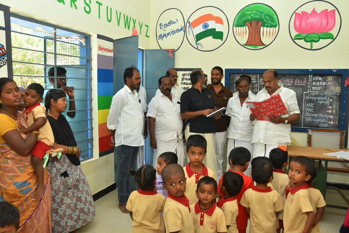 இன்று திண்டுக்கல் மாவட்டம் வேடசந்தூர் சட்டமன்ற தொகுதிக்கு உட்பட்ட, வடமதுரை ஒன்றியம், மோர்பட்டி ஊராட்சி, ஜி.குரும்பபட்டி, ஊராட்சி ஒன்றிய நடுநிலைப் பள்ளியில் 

சத்துணவு மையத்தில், குழந்தைகளுக்கு வழங்கப்படும் உணவுப் பொருட்கள் மற்றும் தினசரி உணவுகளின் தரம் குறித்து நேரில் சென்று