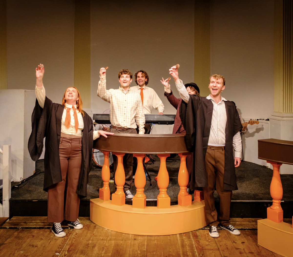 A Jaffa Cake Musical opens THIS WEDNESDAY <a href="/edfringe/">Edinburgh Festival Fringe</a> 😱🤩 We are SO excited to be back in Edinburgh with this show and cannot wait to share it with you all 🙌 Book your 🎟️ NOW to avoid missing out! 👨‍⚖️ pleasance.co.uk/event/jaffa-ca…

📸: <a href="/ken_abbott/">Ken Abbott</a>