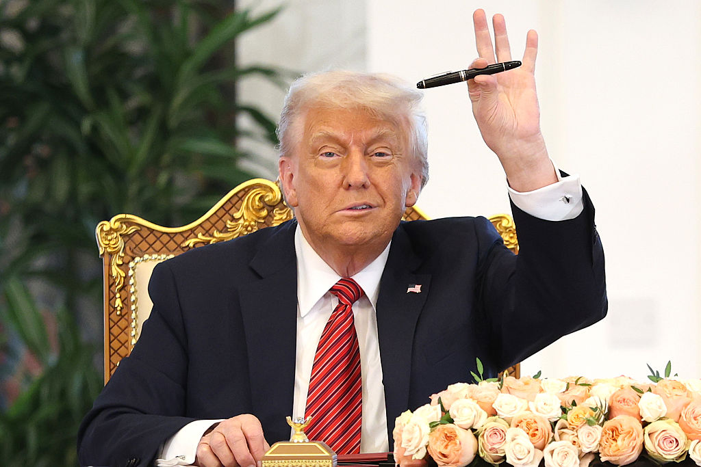 Euractiv_FR's tweet image. #Japon, #Vietnam, #RoyaumeUni, #UE : les accords commerciaux conclus avec les #ÉtatsUnis: Tour d’horizon des accords commerciaux conclus par Washington dans le cadre de la guerre des #droitsdedouane lancée par Donald Trump depuis son retour à la… dlvr.it/TM8VPH