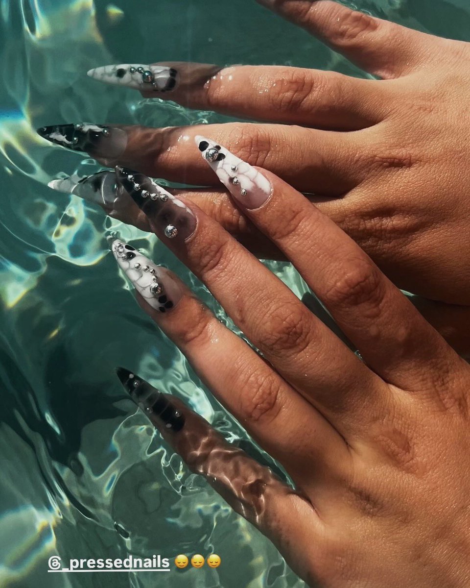 2019 —— 2025 et j’peux même faire les votres 🤏🏾

instagram.com/_pressednails/… 🫦