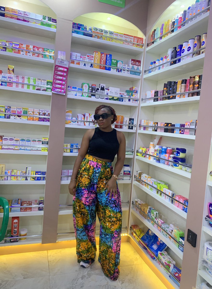 DrAffectionate's tweet image. Yesterday, my Girl @thereadershut , @dglasses_girl opened her pharmacy and mini bookstore.
Congratulations babes❤️