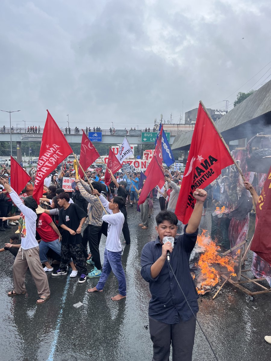 verafiles's tweet image. #SONA2025: Protesters burn an effigy of “zombies BBM and VP Sara” as they prepare mass actions on the stretch of Commonwealth Avenue toward the Batasan Pambansa in Quezon City where President Ferdinand Marcos Jr. will deliver his fourth State of the Nation Address on Monday, July…