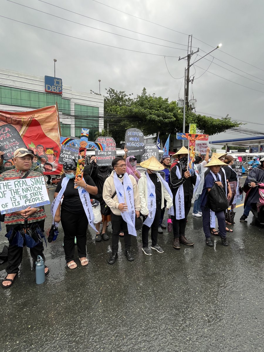 verafiles's tweet image. #SONA2025: Protesters burn an effigy of “zombies BBM and VP Sara” as they prepare mass actions on the stretch of Commonwealth Avenue toward the Batasan Pambansa in Quezon City where President Ferdinand Marcos Jr. will deliver his fourth State of the Nation Address on Monday, July…