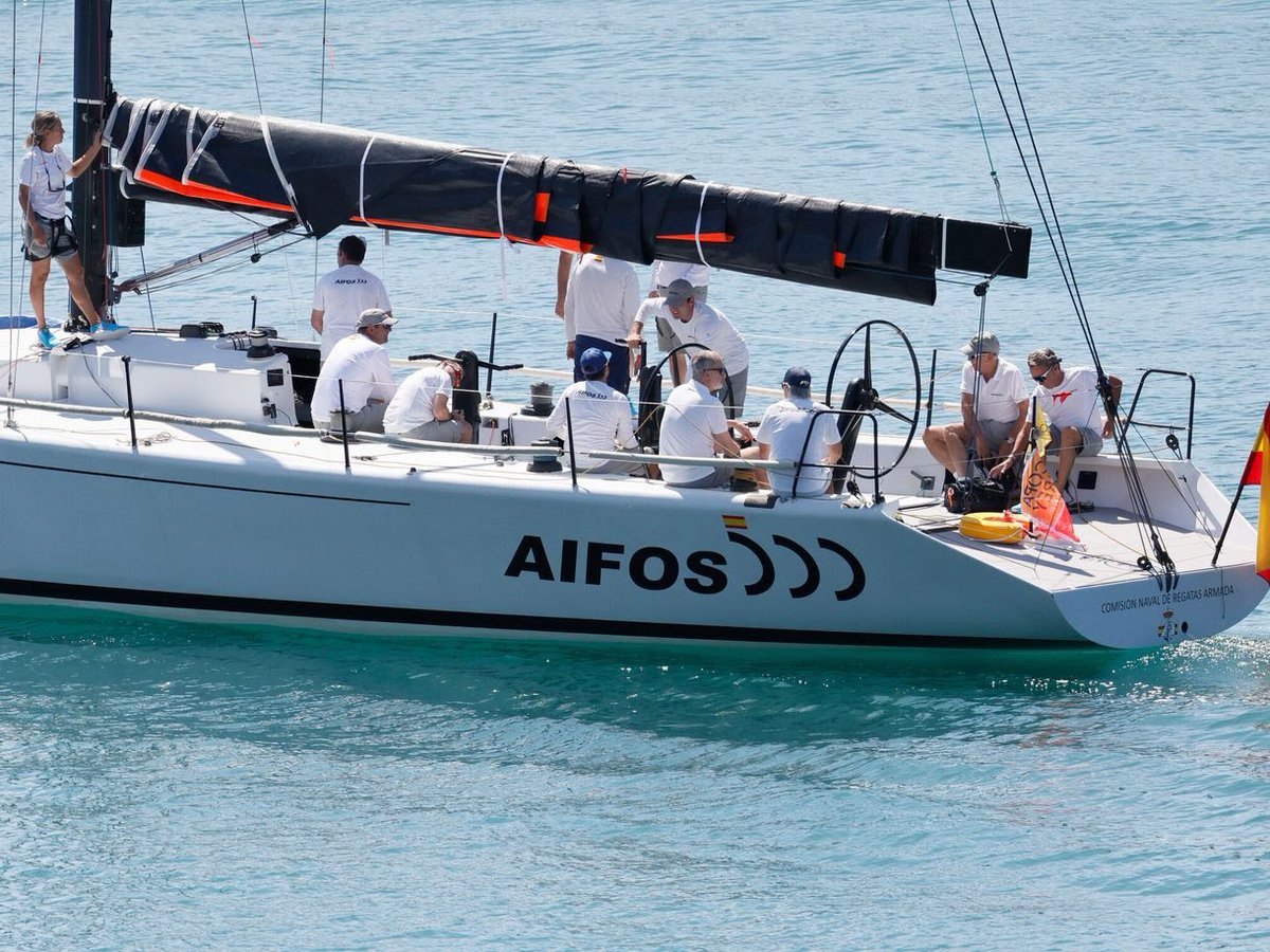 ConcordiaRealEs's tweet photo. ⛵ El Rey Felipe VI ya navega en Mallorca a bordo del Aifos, preparando la Copa del Rey MAPFRE.
Arranca su estancia estival junto a la Familia Real, combinando deporte, tradición y compromiso.
#Felipe6Une #Aifos #CopaDelRey #Mallorca https://t.co/z4A1l2AnNn