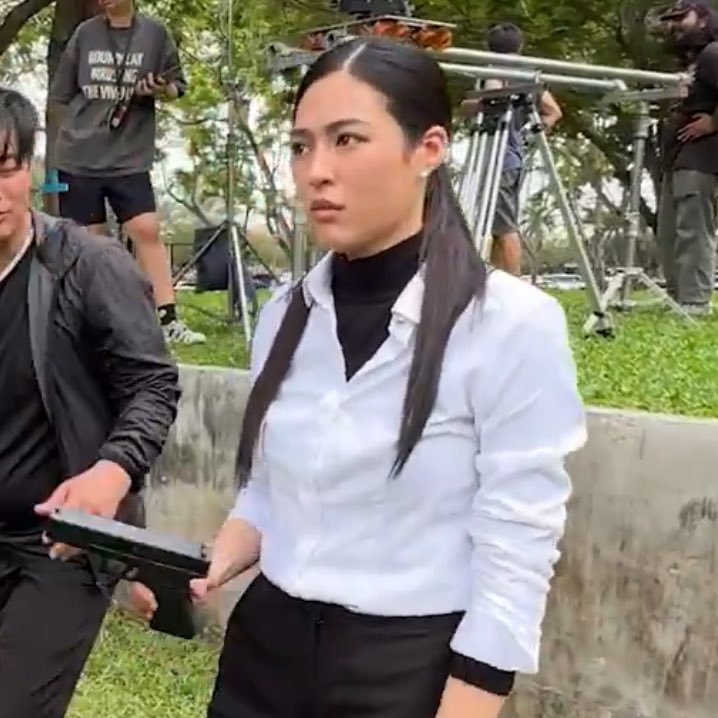 messysapphics's tweet image. why does ling always look so dazed with the gun please 🥹🤏