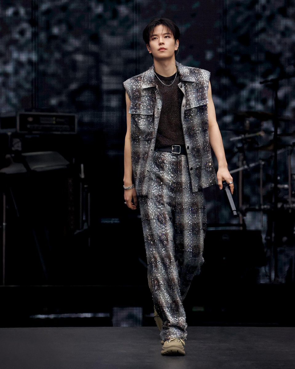 bbuggu_ming2's tweet image. BURBERRY IG #승민
Spotlight on: Seungmin in Burberry
브랜드 홍보대사가 스와로브스키 크리스탈로 장식된 맞춤 의상을 입고 스트레이 키즈와 함께 무대에 올랐습니다.
승민이가 인스타에 올렸던 그 버버리 제작 의상이다!
#SEUNGMINxBURBERRY
#Seungmin #승민