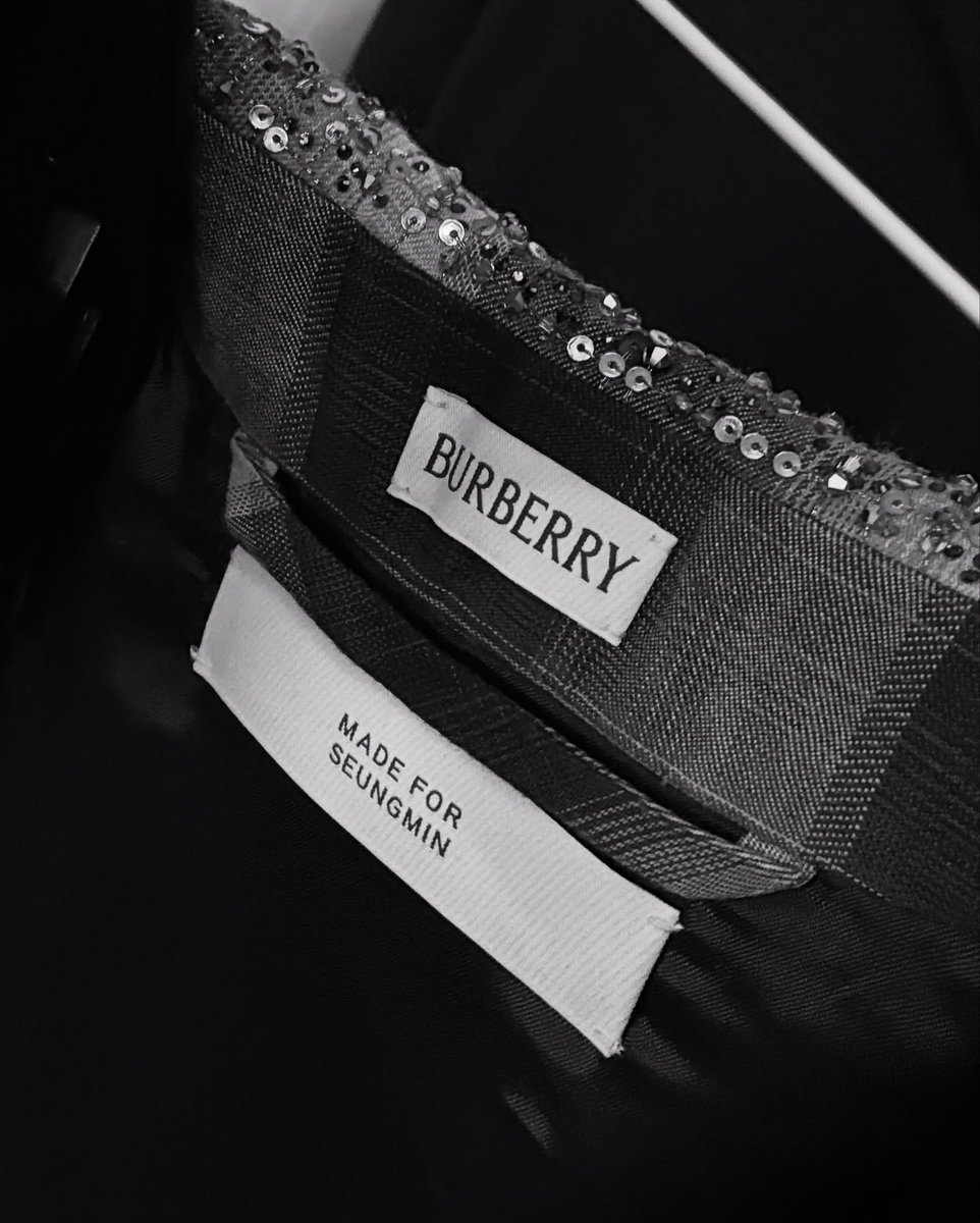 bbuggu_ming2's tweet image. BURBERRY IG #승민
Spotlight on: Seungmin in Burberry
브랜드 홍보대사가 스와로브스키 크리스탈로 장식된 맞춤 의상을 입고 스트레이 키즈와 함께 무대에 올랐습니다.
승민이가 인스타에 올렸던 그 버버리 제작 의상이다!
#SEUNGMINxBURBERRY
#Seungmin #승민