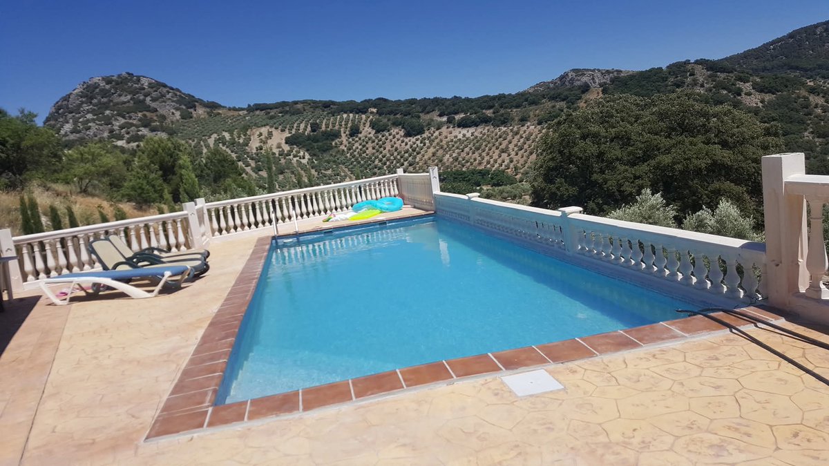 queen_meta80270's tweet photo. El paraíso 🥰🏡❤️🦋
#cortijos
#piscinas
#casadecampo https://t.co/9qwaQQwTun