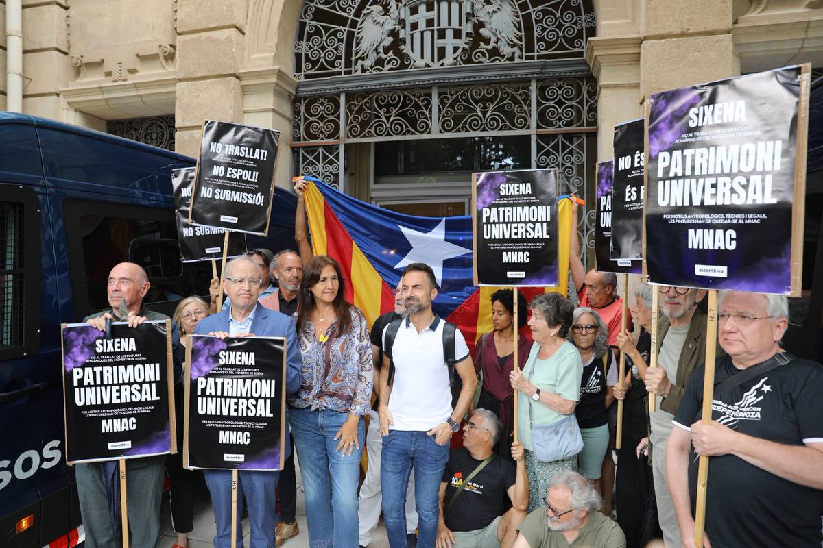 assemblea's tweet image. ⬛⬜ Resistim a les portes del MNAC! 

Defensem les pintures de Sixena!

Prou espoli! Independència!